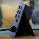 La GPU externa tiene una pequeña pestaña que permite colocarla en vertical. Se echa en falta algún USB-C.